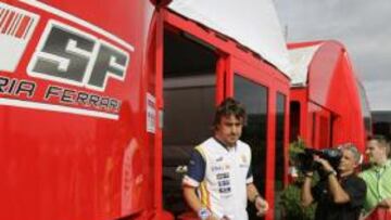 <b>UNO A UNO. </b>Alonso pasó por cada equipo, como aquí en Ferrari.