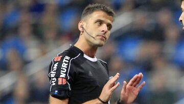 Gil Manzano da instrucciones.