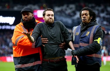 Tras la derrota de 0-3 ante el Burnley, seguidores de los Hammers ingresaron al campo para recriminar a sus jugadores.