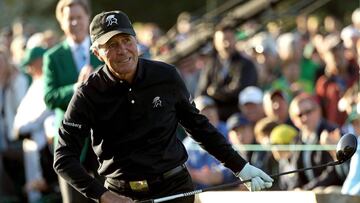 El golfista Gary Player realiza el golpe inaugural durante el Masters de 2018 en el Augusta National Golf Club de Augusta, Georgia.