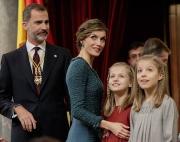 El rey Felipe VI de España, la reina Letizia de España, la princesa Leonor de España y la princesa Sofía de España asistieron a la inauguración de la XII legislatura en el Parlamento español el 17 de noviembre de 2016.