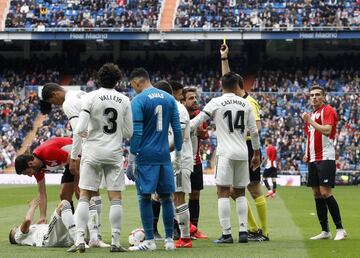 El árbitro Melero López castiga a Yuri con tarjeta amarilla por haber soltado el brazo en la jugada con Lucas Vázquez. 