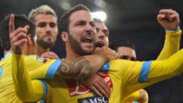 El jugador argentino del Napoli Gonzalo Higua&iacute;n celebra despu&eacute;s de anotar un gol hoy, lunes 2 de diciembre de 2013, durante un partido de la Serie A de Italia entre el Lazio Rome y el SSC Napoli en el estadio Ol&iacute;mpico en Roma (Italia). 