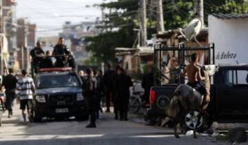 Brasil desplegará tropas federales en Río de Janeiro para ayudar a sofocar una oleada de crímenes violentos tras los ataques de narcotraficantes contra los puestos policiales en tres barrios marginales en el lado norte de la ciudad. A menos de tres meses del Mundial en el que Río acogerá a decenas de miles de aficionados al fútbol. Los ataques han lanzado nuevas dudas sobre los esfuerzos del gobierno para expulsar a las pandillas de los barrios pobres. 