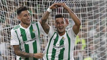 GRA564. SEVILLA, 25/09/2017.- Los jugadores del Betis, Sergio León (d) y el paraguayo Antonio Sanabria, celebran el tercer gol del equipo bético durante el encuentro correspondiente a la sexta jornada de primera división que disputan esta noche frente al Levante en el estadio Benito Villamarín de Sevilla. EFE/Julio Muñoz.