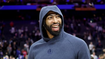 Anthony Davis, vestido de calle durante uno de sus últimos partidos como jugador de los Mavericks.
