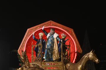 Los Reyes Magos recorren en su tradicional cabalgata el centro de Madrid. 