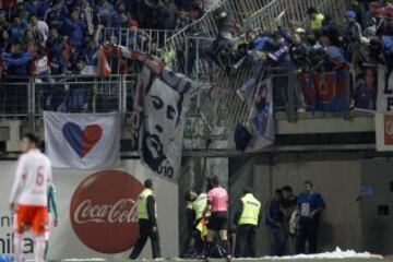 Hinchas de la U cayeron al terreno de juego. Aquel incidente derivó en la detención momentánea del partido.