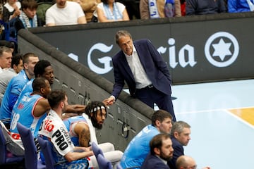 LUGO, 08/02/2025.- El entrenador del Breogn, Luis Casimiro (d), durante el encuentro de la Liga Endesa entre CB Breogn y Unicaja Mlaga, este sbado en el Pazo dos Deportes de Lugo. EFE/ Eliseo Trigo
