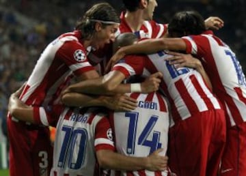 Alegría de los jugadores del Atlético de Madrid después del gol de Arda Turan que supone la victoria del partido por 1-2