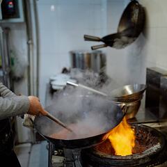 Un hombre trabajó 70 horas a la semana por menos de 3 euros la hora: tenía que pagar la ‘cuota de contratación’ de 30.000 euros