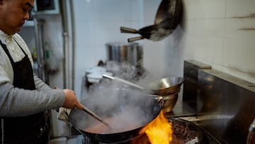 Un hombre trabajó 70 horas a la semana por menos de 3 euros la hora: tenía que pagar la ‘cuota de contratación’ de 30.000 euros