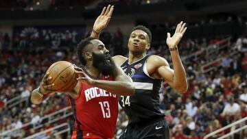 James Harden penetra ante la defensa de Giannis Antetokounmpo, durante un partido de la NBA entre Houston Rockets y Milwaukee Bucks