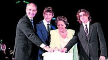 <b>EL PISTOLETAZO DE SALIDA SE DIO EN EL OPEN DE TENIS</b> El presidente de la Generalitat, Francisco Camps, habló por primera vez de las aspiraciones olímpicas de Valencia en la presentación del Open 500 de tenis. En la imagen, junto a Rita Barberá (alcaldesa de Valencia) y los tenistas levantinos Juan Carlos Ferrero y David Ferrer.