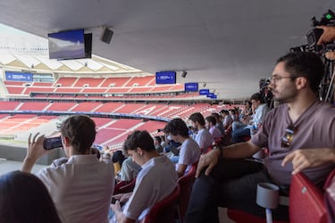 El público asistente al acto simbólico de la primera piedra de la Ciudad del Deporte. 