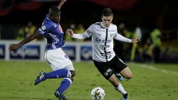 Felipe Román y Agustín Palavecino durante un partido entre Millonarios y Deportivo Cali.