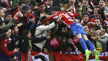 GRA243. LEGAN&Eacute;S, 12/02/2017.- El delantero del Sporting de Gij&oacute;n Jorge Franco Alviz &#039;Burgui&#039; celebra con los aficionados su gol marcado ante el CD Legan&eacute;s, el segundo de los rojiblancos, durante el partido correspondiente a la vig&eacute;sima segunda jornada de LaLiga Santander disputado esta tarde en el estadio Municipal de Butarque. EFE/Juan Carlos Hidalgo