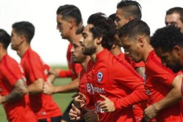 Futbol, entrenamiento seleccion chilena.
Los jugadores de la seleccion chilena, atienden  el entrenamiento matutino en el complejo deportivo Juan Pinto Duran de Santiago, Chile.
20/03/2017