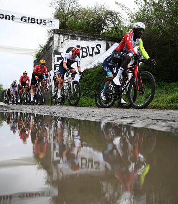 Biniam Girmay pasando por el sector de adoquines "Pont Gibus" durante la 122? Par¨ªs - Roubaix 2025.