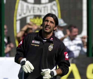 El legendario portero se convirtió en una de las transferencias estrella en la historia del fútbol italiano cuando, en julio de 2001, la Juventus abonó 52.9 millones de euros al Parma por su fichaje, una cifra récord para un guardameta hasta ese momento. Formado en el Parma, “Gigi” se consolidó como referente bajo los palos: más de 1.000 partidos a nivel profesional, 435 porterías a cero, 10 Serie A con la Juve, el Mundial con Italia en 2006 y considerado por muchos como el mejor portero de la historia. 
