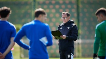 Etxeberria, durante un entrenamiento del Mirandés.