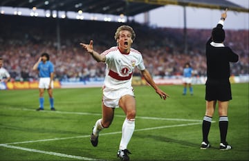 Klinsmann lleg車 a la ciudad de Stuttgart en 1978, cuando ten赤a 14 a?os, al comprar sus padres una panader赤a en la ciudad, el oficio de sus padres fue la raz車n por el que se le puso el apodo de "El panadero". Klinsmann se form車 en el Stturgater Kickers, equipo que jugaba en segunda divisi車n durante aquellos a?os, y debut車 con el primer equipo en 1981, con 17 a?os.
En 1984 firm車 por el Stuttgart, que acababa de conquistar la Bundesliga ese a?o, y jug車 all赤 5 temporadas anotando 94 goles en 188 partidos. En 1989 se march車 al Inter de Mil芍n por 250 millones de liras italianas, al cambio 6,5MM de euros, una gran cantidad en esa 谷poca.