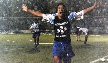 Conocido por sus constantes mensajes políticos, en 1999 Amato anotó contra Atletico Tucumán, mostrando en el festejo una playera en la que podía leerse "aguanten las madres".