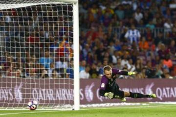 0-1. Jasper Cillessen no logró parar el balón lanzado por el delantero brasileño del Alavés Deyverson.