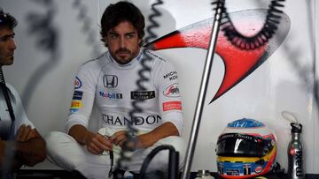 Fernando Alonso, en el box de McLaren en Hockenheim.