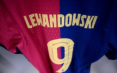 La camiseta de Robert Lewandowski se exhibe en el vestuario del FC Barcelona antes del partido de vuelta de cuartos de final de la UEFA Champions League 2024/25.