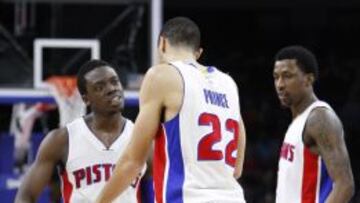 Tayshaun Prince celebra con Reggie Jackson y Kentavious Caldwell-Pope una canasta.