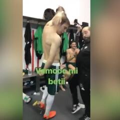 Joaquín no falla: baila sevillanas en el vestuario de Montilivi