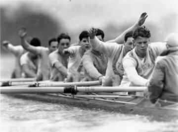 9 de Marzo de 1936, el equipo de la Universidad de Cambridge haciendo ejercicios de brazo durante un entrenamiento en el Támesis.