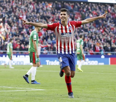 En el Atlético de Madrid, militó durante la temporada 2018–19, tras ser fichado por unos 20 millones de euros. Fue titular habitual bajo las órdenes de Simeone, jugó 47 partidos oficiales, ganó la Supercopa de Europa y dejó grandes actuaciones en Liga y Champions. Su rendimiento lo catapultó al Manchester City, donde se convirtió en uno de los mejores mediocentros del mundo. 
