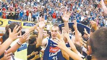 <b>A SALUDAR. </b>Los colegiales salieron a celebrar la victoria con sus aficionados. Por primera vez en la historia del playoff el Estudiantes ha eliminado al Barcelona.