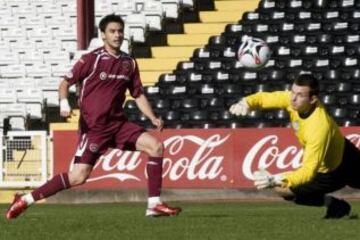 En 2006 lo intentaría en Escocia, firmando por el Hearts.