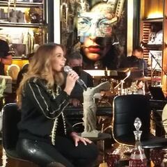 Lucero mostró vestido de novia que usó cuando se casó con Manuel, en concierto online