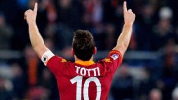 Totti celebra el gol que metió al Génova.