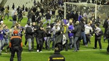 Las fuerzas de seguridad se vieron desbordadas para contener la violencia desatada por los hinchas sobre el césped de San Mamés.