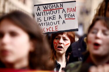 Mujeres participan en una protesta para conmemorar el Día Internacional de la Mujer en Roma.