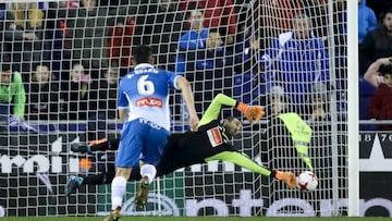 Diego López alcanza con su mano izquierda en una fenomenal estirada el lanzamiento de penalti de Messi.