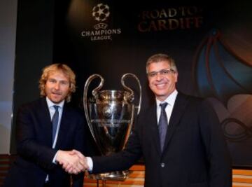 Pavel Nedved y el vicepresidente del Barcelona Jordi Mestre.