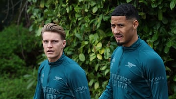 Martin Ødegaard y William Saliba, jugadores del Arsenal, saltan a calentar.