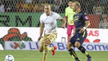 Carlos Ochoa (derecha) y Dario Veron (izquierda) disputan un bal&oacute;n en el empate 2-2 entre Morelia y Pumas