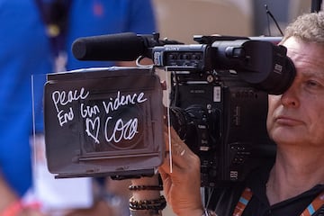 Paz. Acaben con la violencia armada. Amor, Coco. Este es el mensaje de paz que escribió Coco Gauff en la cámara después de su victoria frente a Martina Trevisan en Roland Garros. La tenista estadounidense se impuso por 6-3 y 6-1 a la italiana en el partido de semifinales femenino, disputado en la cancha Philippe Chatrier.