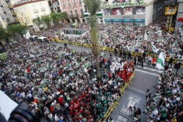 El equipo festeja el ascenso por las calles de Elche.