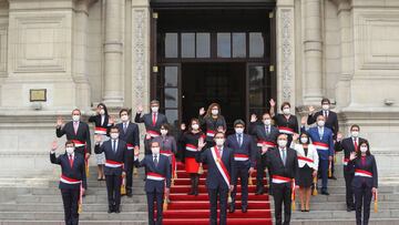 HANDOUT - 06 August 2020, Peru, Lima: Peruvian President Martin Vizcarra (C) poses for a group photo with the members of the new cabinet following the swearing in ceremony at the presidential palace. Photo: Juan Pablo Azabache/Peru Presidency/dpa - ATTENTION: editorial use only and only if the credit mentioned above is referenced in full
 Juan Pablo Azabache/Peru Preside / DPA
 06/08/2020 ONLY FOR USE IN SPAIN