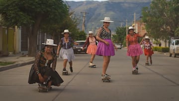 Mujeres de ImillaSkate patinando en Bolivia.