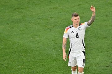 Toni Kroos se despide de su afición tras caer eliminados con la selección española.