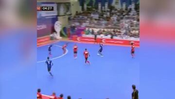 Benzema aparece en un partido de futsal y hace esto